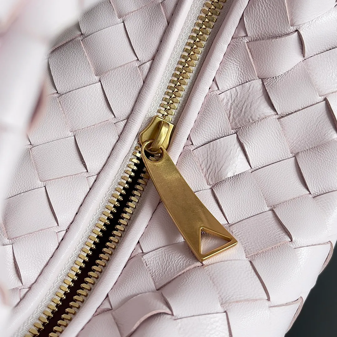Batch 1120 Bottega veneta͙.——The latest braided and knotted hobo🔥 The top-grade lambskin leather is very soft, the bag shape is unique, practical and durable. It retains the traditional weaving elements while being a bit more flamboyant ~ Made of hand-woven sheepskin, zipper opening and closing, curved seamless structure, effortless to match. Highly recommended⚠️⚠️⚠️ The highest-end in the market🌈 Welcome to compare [Factory equipped with full package] size: 23x15x5cm.   Model: 651876